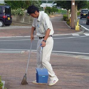 社廻りの清掃をスタッフ全員で行っております。