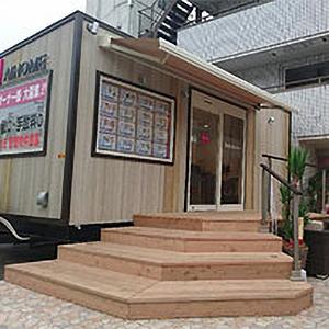 【エントランス】ビーチハウス風の店舗は地下鉄住吉駅A4出口を出てすぐ！提携駐車場もありますのでお車でお越しの際はお声かけ下さい。