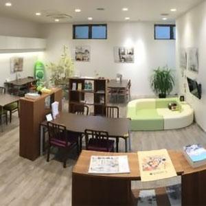 白を基調とした、さわやかな店内です！ 観葉植物も置いており、お客様に落ち着いてお話をしてもらえるよう心がけております。