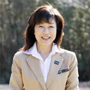 取締役　山下 恵子 幸せなご家族の笑顔をたくさん見たくて、ワクワクしながら、毎日、皆様との多くの出会いを楽しみにしております。