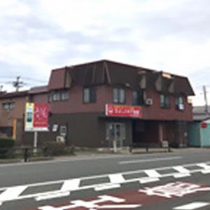 秋田南高等学校道路向かいにございます。