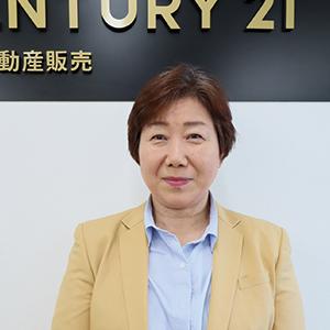 【山本 久美】「お客様」と「大切なマイホーム」を結ぶ安心な架け橋になり、笑顔がたえない打合わせを心がけます。 そして、お客様からのご依頼には、心をこめてお答えできるようにしたいと思っています。