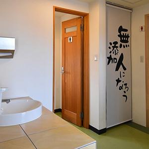 女性用トイレにはベビーシートも設置しております。 赤ちゃん連れのご家族でもお気軽にお越しください。