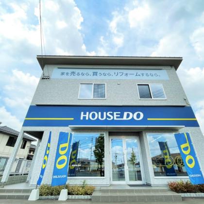 HOUSEDOの看板が目印です！