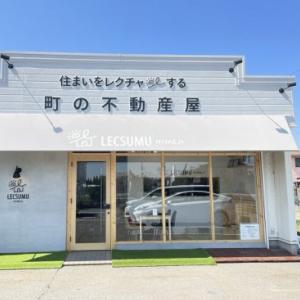 真っ白な外壁が特徴の店舗です！