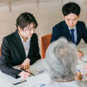 【専任媒介で責任ある仲介】 専任媒介とは媒介契約の一種で、依頼者（売主）が他の不動産会社に重複して依頼できない媒介契約です。そのためお預かりした物件は責任をもって販売活動を行います。