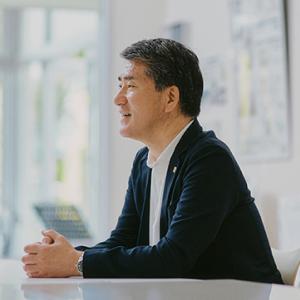 【代表取締役 平田輝雄】 学生時代はラグビーをしていました。 「ワン・フォア・オール、オール・フォア・ワン」― ひとりはみんなのために、みんなはひとりのために。 チームワークで頑張ります！